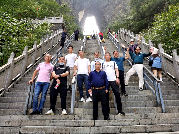 活动合照1--攀爬天门山990级台阶.jpg
